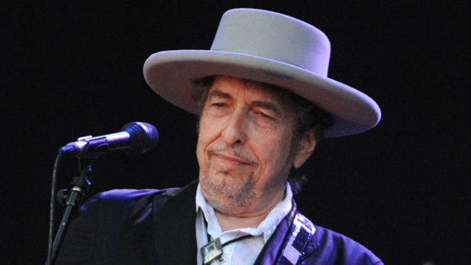 Bob Dylan ganó el Premio Nobel de Literatura 2016 - BBC - La Academia Sueca, la encargada de hacer el anuncio, dijo que reconoció a la estrella del rock de 75 años por "haber creado nuevas expresiones poéticas dentro de la gran tradición de la canción estadounidense". Sara Danius, secretaria permanente de la Academia Sueca, dijo de Dylan que "durante 54 años ha estado inventándose a sí mismo".
Una de las razones por las que la Academia Sueca le concedió el premio Nobel de Literatura al músico Bob Dylan, cuyo verdadero nombre es Robert Allen Zimmerman, nació en 1941 y comenzó su carrera musical en 1959, tocando en cafeterías de Minnesota, fue por haber creado "nuevas expresiones poéticas dentro de la gran tradición de la canción estadounidense". Vale la pena recordar que algunas de sus canciones se volvieron himnos del movimiento por los derechos civiles y contra la guerra de Vietnam.
El Premio Nobel de Literatura, el número 109 que se entrega en la categoría, no es el único galardón que ha recibido Bob Dylan. En mayo de 2012 el presidente de Estados Unidos, Barack Obama, le entregó la Medalla de la Libertad, considerado el mayor honor civil de ese país. _91910978_dylan1_afp