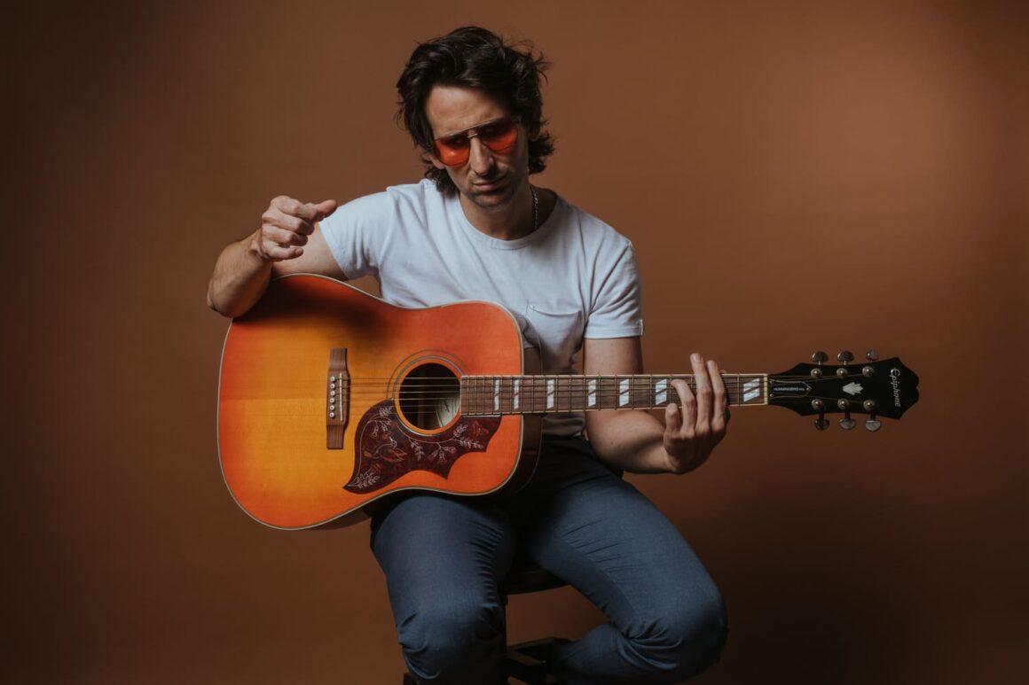 La Live Session de Lobel, álter ego de Facundo Bugallo - Lobel se presenta como un álter ego musical del cantautor, en una etapa evolucionada y madura. Desde sus comienzos como solista, Facundo Bugallo radicó en Lima (Perú) y compartió escenario con renombrados grupos de la escena. También participó en importantes festivales como "Selvámonos" (Perú) y "Vaivén" (México). Además, debutó en el imponente Teatro Metropolitan de la Ciudad de México, para ejecutar "La superacción", una de sus canciones más populares, junto a Comisario Pantera. Facundo Bugallo