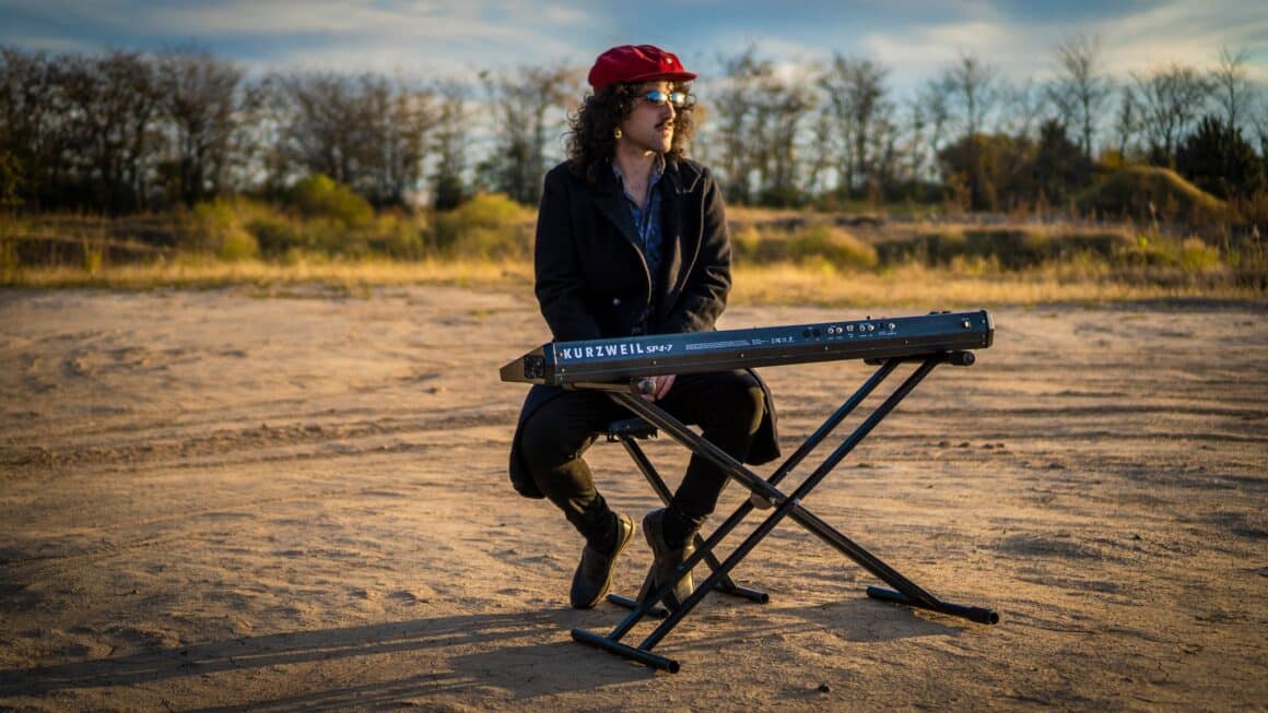 Nicolás Muchiut: "Guardan un mensaje intrínseco para recordar" - Si bien no hay concepto definido a nivel integral, el foco que pone Nicolás Muchiut a la producción musical y letrística de su EP "Señales" es digno de destacar. En el caso de "Barro de color" y "Oleaje", los hermana ciertas reminiscencias al funk. Este último cuenta con la colaboración de Ignacio Arigós, que otorga la magia necesaria para convertirlo en uno de los favoritos del solista. "Lobos en mi alma" conecta con su lado rockero, algo más sideral y experimental; y "Paracaídas" brinda el cierre perfecto a modo de balada. Los créditos del flamante arte de tapa que acompaña, corresponden a Alejandro Juancorena y Carlos Fernández (Agencia Fernández Juancorena). Nicolás Muchiut. Foto: Julián Muchiut