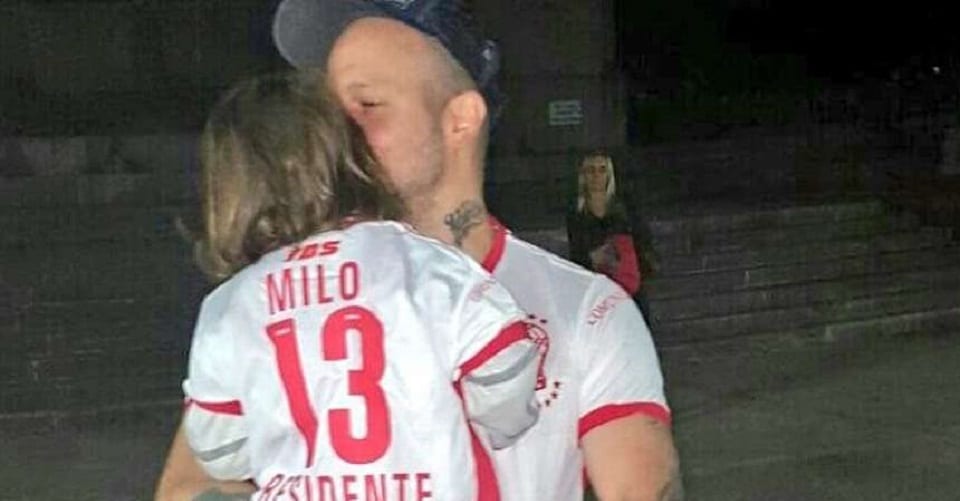 Residente fue hecho socio del Club Huracán - #Visita @Residente presente en el Tomás Adolfo Ducó en la noche del Viernes pic.twitter.com/zoYDReFmtC OLEIMA20170413 0235 15