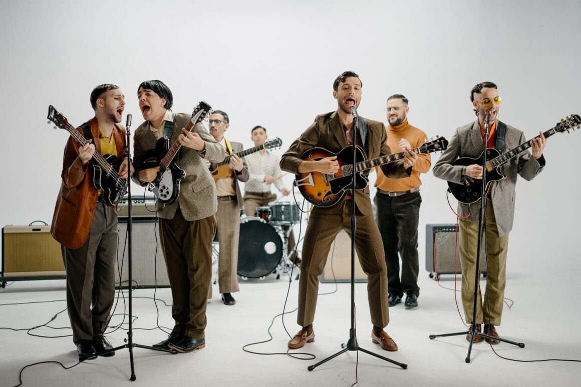 "Hijo pródigo", de Alan Sutton y las criaturitas de la ansiedad - Alan Sutton y las criaturitas de la ansiedad acaba de lanzar su nuevo single "Hijo pródigo", que aborda las complejidades de la vida moderna, marcada por la tecnología, la globalización y el consumo excesivo, presentando una visión crítica con un toque paródico sobre la ansiedad y la inseguridad que estos factores generan en la sociedad actual. Alan Sutton y las criaturitas de la ansiedad