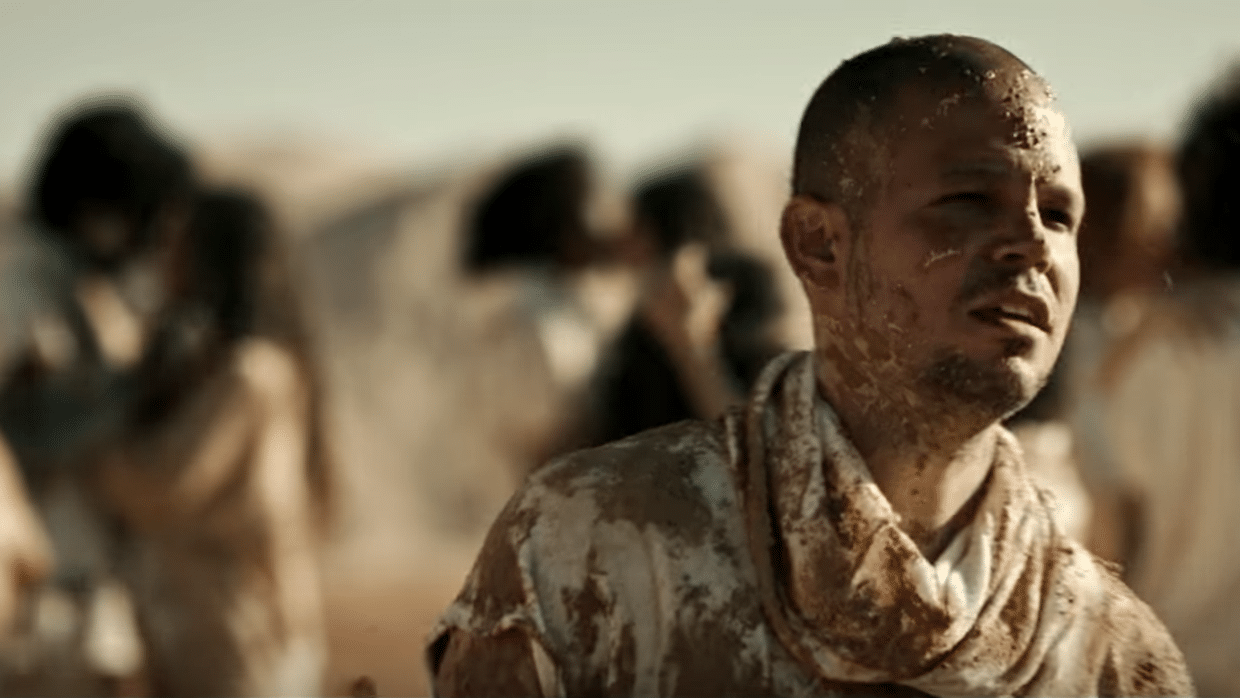 "Somos anormales", lo nuevo del Residente - La canción y el video que estrenó René Pérez, Residente, este viernes 13, es el primer adelanto del inicio formal de su carrera como solista.
Residente se embarcó en una odisea mística con los pobladores nómadas de Siberia. Vio la guerra a los ojos en Osetia. Apostó por el sueño de una bailarina exótica en China. Sintió los estragos del colonialismo y la resistencia de la esperanza en Burkina Faso y Ghana. Y luego voló a Nueva York para grabarlo y contarlo todo en su primera producción en solitario.
El proyecto del ex Calle 13 incluye un disco, un libro y un documental. Para ello estrenó el clip explícito de "Somos anormales", que cuenta con la participación de actores como John Leguizamo, Leonor Watling, Óscar Jaenada y Juan Diego Botto. Fue dirigido por él y se filmó en Madrid.
La canción, grabada en Kyzil, Rusia junto a algunos miembros del grupo tuvano Chirgilchin, incluye cantos difónicos y son parte de los sonidos que Residente recopiló en su viaje por Siberia. La letra plantea que la normalidad no existe y que es sólo una forma de encasillar a la gente. "El uso del término 'anormal' me permitió romper con la connotación despectiva de la palabra para convertirla en un concepto inclusivo. Si hay algo que todos tenemos en común es que somos diferentes", ha dicho Pérez.
El clip tiene una estética almodovariana con algunos toque del chileno Jodorowsky. Mirá "Somos anormales" de Residente: descarga
