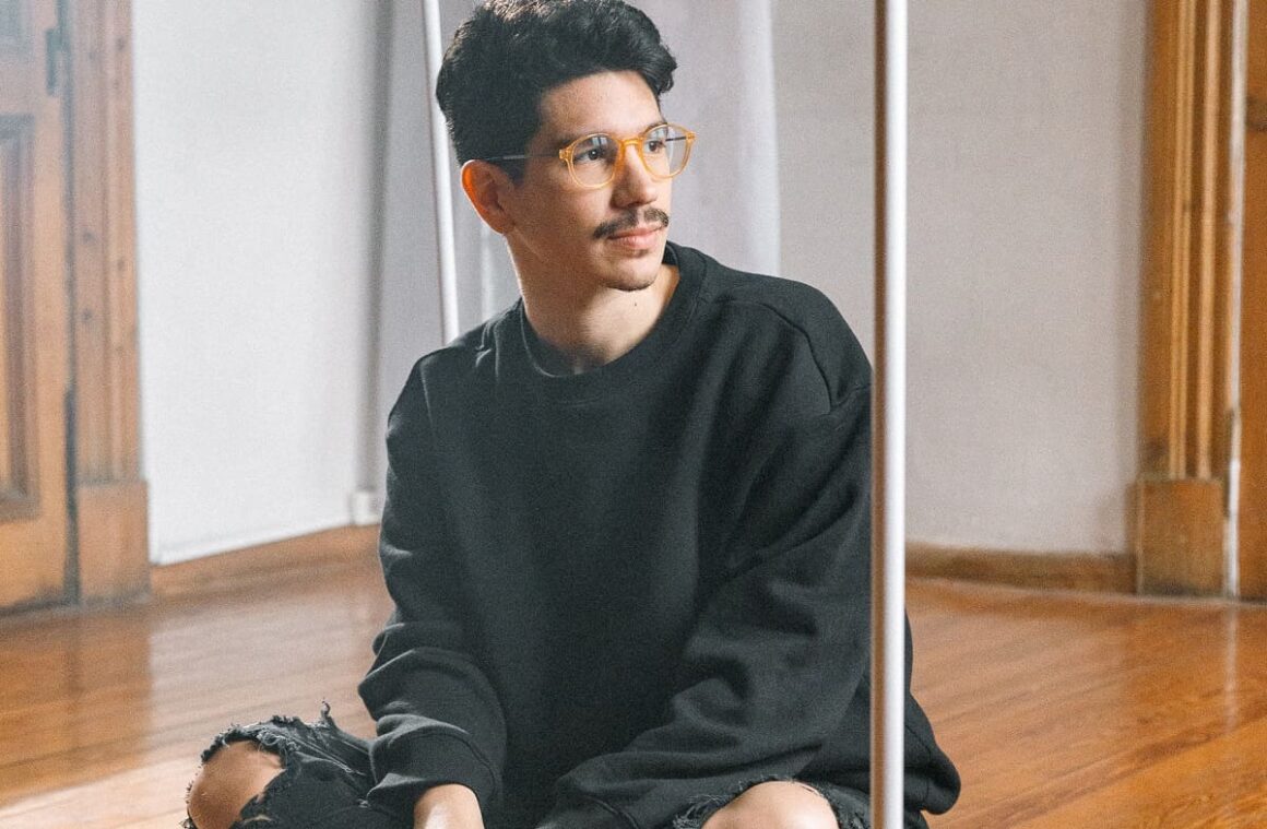 Fede Muñoz: "Lo que más me gusta es el momento de disfrutar del escenario" - "‘Salimos y entramos’ habla sobre las diferentes perspectivas que vamos teniendo sobre la vida, principalmente a medida que el amor nos las va alternando –señala Fede Muñoz-. Y junto a eso, todo lo cíclico que puede ser ese proceso. La idea surgió al querer contar un momento en el que conecté con el amor fuerte, pero acto seguido me vino un tremendo golpe existencial". Fede Muñoz