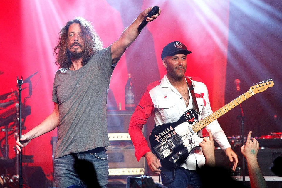El regreso de Audioslave a los escenarios - La agrupación norteamericana Audioslave, formada por Chris Cornell, Tom Morello, Tim Commerfor y Brad Wilk, tocó sólo tres temas (“Cochise”, “Play video” y “Like a stone), aunque la presentación tampoco simbolizó un regreso que tenga continuidad en el tiempo con nuevo disco y otros conciertos.
La asunción de Donald Trump como presidente de los Estados Unidos generó protestas a lo largo y ancho del todo el país. En ese sentido, el rock aportó su granito de arena a través del festival Anti Inauguration Ball, en la ciudad de Los Ángeles. En ese marco se dio la vuelta de Audioslave después de 12 años de ausencia en los escenarios.
En el festival también estuvieron presente Prophets of Rage, Jack Black, Vic Mensa y Jackson Brownie, entre otros.
Mirá el video de “Cochise” y también de "Like a stone": gettyimages 632284488