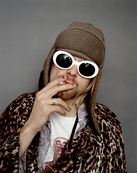 Kurt Cobain: Feminismo y lucha contra la homofobia - "Mucho se ha escrito sobre Nirvana y sobre Kurt Cobain (...) Pero de lo que se habla poco es de las fuertes ideas feministas, anti-sexistas y anti-homofobia que siempre defendió Cobain, y por extensión Nirvana (...) Era consciente del extremo sexismo que sufrían las mujeres y nunca se había sentido muy confortable con la idea de cómo supuestamente tenía que ser un hombre y cómo debía actuar." - Nota de Manel Ros. ht Kurt Cobain Smoking A ll 120323 vblog