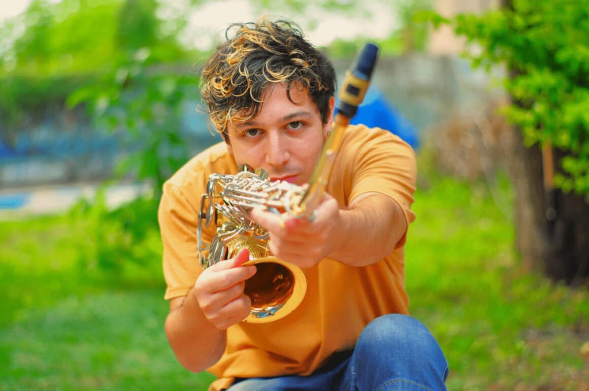 Inti García & La Multifacética: "trasladaremos el sentimiento en carne viva" - Inti García es un cantante, saxofonista, guitarrista y compositor emergente de Bernal Oeste, Buenos Aires. A través de su familia, adquiere la pasión por la música y absorbe una cantidad de ritmos que dan como resultado una fusión de estilos y culturas. Sus canciones nacen de la necesidad de expresar un mensaje de justicia, cuidado por la naturaleza, vivir el presente y reconstruir los valores humanos desde el amor. Inti García