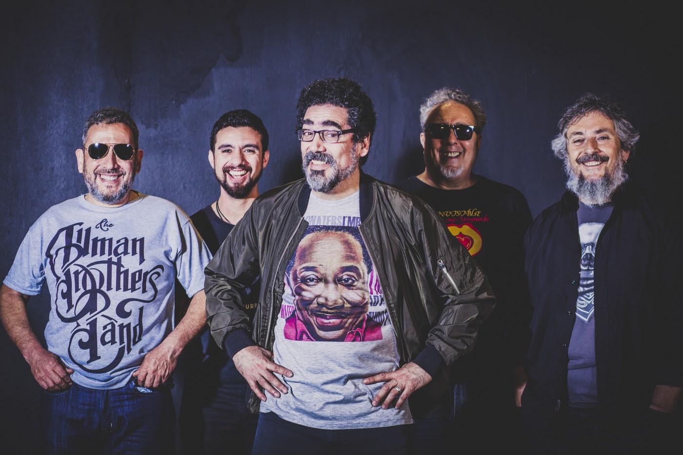 La Mississippi llega a Floyd a fines de enero - La banda argentina referente del blues local, y liderada por Ricardo Tapia, toca el sábado 26 de enero, desde las 23.30, en el local rosarino de Dorrego 1362. Las anticipadas con descuento se consiguen en Rosario Rock, Donington
y online en Al Pogo.
Luego de su exitoso festejo por los 30 años de carrera en el Luna Park, el quinteto inicia el 2019 llevando su show aniversario a Rosario para presentarse en Floyd Rock Pub.
La Mississippi viene de "poner de nuevo el blues en el Luna Park", deseo que Tapia manifestó en varias oportunidades, y que se hizo realidad el pasado 15 de noviembre ante un estadio colmado de un público efervescente.
El grupo repasó su trayectoria acompañado de músicos invitados de todos los estilos: Piti Fernandez (Las Pastillas del Abuelo), la reunión de las Blacanblus, Miguel Vilanova, Facu Soto (Guasones), Daniel Raffo, Valeria Lynch, Tano Marciello, y por supuesto, los ex integrantes de La Mississippi, quienes no se permitieron faltar a esta gran fiesta.
El festejo del 15 de noviembre vino acompañado de una muestra itinerante "La Mississippi: 30 años en imágenes", cuya inauguración en agosto pasado convirtió por primera vez a La Trastienda en una sala de exhibición. En esta propuesta la banda –con Tapia a la cabeza- logró recopilar material gráfico, audiovisual y musical –y algunas piezas inéditas- que invitan al espectador a experimentar un viaje multisensorial por las anécdotas, shows y discografía de la banda.
La agrupación oriunda de Florencio Varela estuvo en el mítico Luna para compartir sus experiencias, lo que hizo de éste un recorrido mas jugoso, dinámico e interactivo. Estuvieron presentes personalidades del espectáculo y exponentes de la industria de la música , quienes compartieron experiencias con la banda en estos 30 años de vida. La muestra se llevará a diferentes puntos del país, en el marco de los festejos.
Por otro lado, Tapia y compañía están trabajando en el documental y disco que se registró durante la pre producción del show (ensayos y reuniones) y en el show mismo de Luna Park, y que estará en bateas en marzo de 2019. la mississippi
