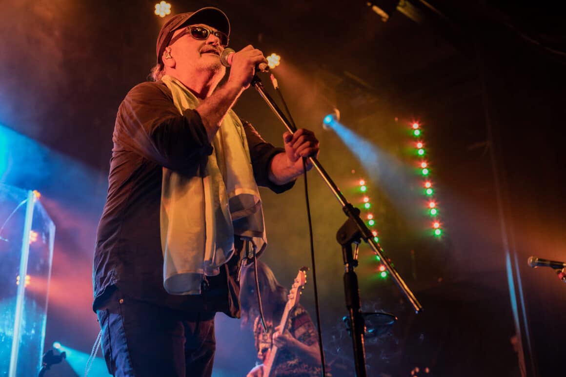 Las Pelotas en La Trastienda: en contra de la burocracia - Ver al grupo en cualquier escenario (como el Luna Park o el Movistar Arena) tiene su encanto, pero nada se compara con la intimidad de La Trastienda. El cantante parece darse cuenta de eso, y en el tercer show se lo nota más contento que nunca. Muy suelto, repite frases como “¡qué divertido que es tocar acá!”, o “qué buena noche, boludo. Las Pelotas hasta que me muera”. Las Pelotas en La Trastienda. Foto de Malú Campello (@malucampello)
