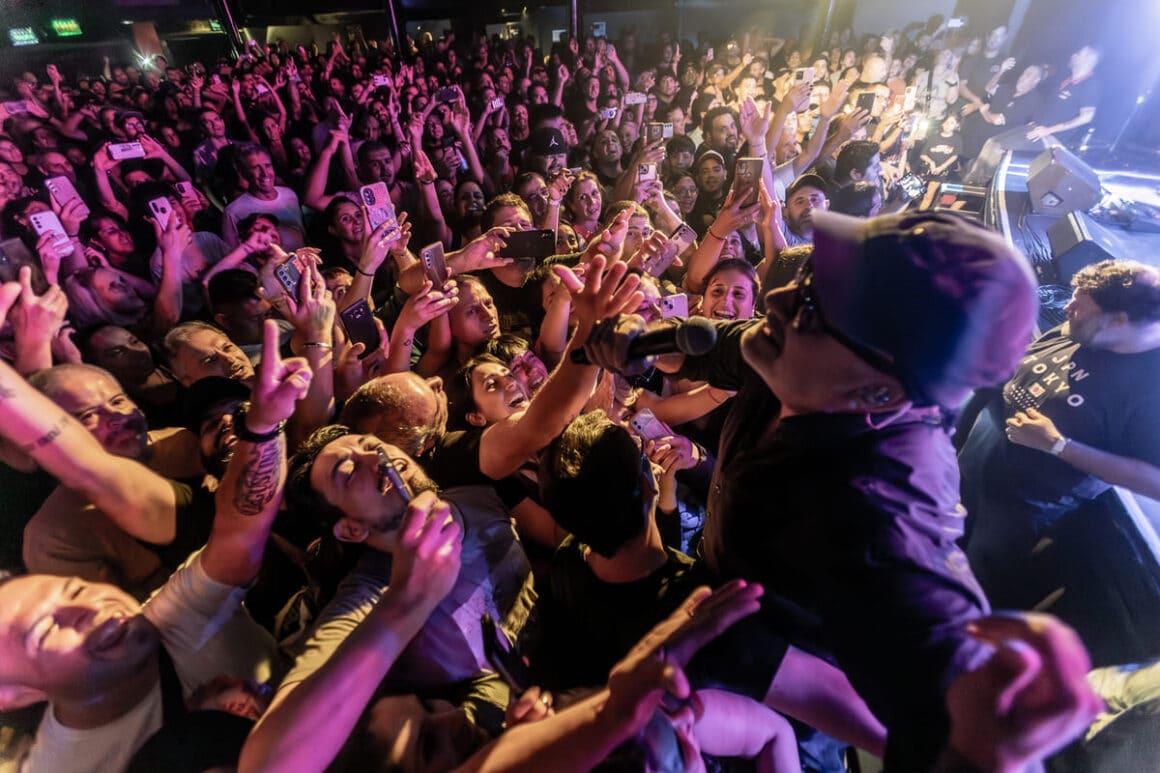 Las Pelotas en La Trastienda: en contra de la burocracia - Ver al grupo en cualquier escenario (como el Luna Park o el Movistar Arena) tiene su encanto, pero nada se compara con la intimidad de La Trastienda. El cantante parece darse cuenta de eso, y en el tercer show se lo nota más contento que nunca. Muy suelto, repite frases como “¡qué divertido que es tocar acá!”, o “qué buena noche, boludo. Las Pelotas hasta que me muera”. Las Pelotas en La Trastienda. Foto de Malú Campello (@malucampello)