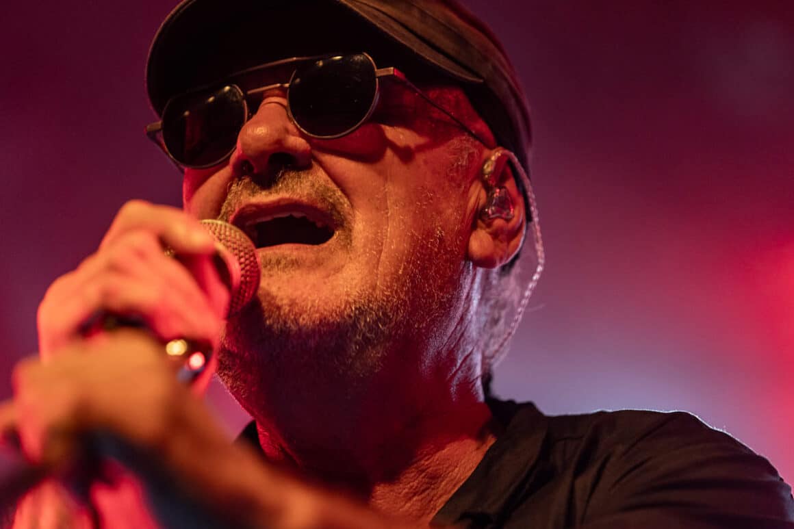Las Pelotas en La Trastienda: en contra de la burocracia - Ver al grupo en cualquier escenario (como el Luna Park o el Movistar Arena) tiene su encanto, pero nada se compara con la intimidad de La Trastienda. El cantante parece darse cuenta de eso, y en el tercer show se lo nota más contento que nunca. Muy suelto, repite frases como “¡qué divertido que es tocar acá!”, o “qué buena noche, boludo. Las Pelotas hasta que me muera”. Las Pelotas en La Trastienda. Foto de Malú Campello (@malucampello)