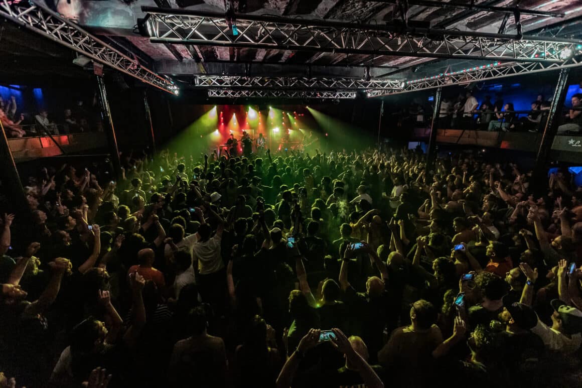 Las Pelotas en La Trastienda: en contra de la burocracia - Ver al grupo en cualquier escenario (como el Luna Park o el Movistar Arena) tiene su encanto, pero nada se compara con la intimidad de La Trastienda. El cantante parece darse cuenta de eso, y en el tercer show se lo nota más contento que nunca. Muy suelto, repite frases como “¡qué divertido que es tocar acá!”, o “qué buena noche, boludo. Las Pelotas hasta que me muera”. Las Pelotas en La Trastienda. Foto de Malú Campello (@malucampello)