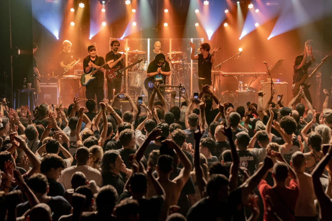 Las Pelotas en La Trastienda: en contra de la burocracia - Ver al grupo en cualquier escenario (como el Luna Park o el Movistar Arena) tiene su encanto, pero nada se compara con la intimidad de La Trastienda. El cantante parece darse cuenta de eso, y en el tercer show se lo nota más contento que nunca. Muy suelto, repite frases como “¡qué divertido que es tocar acá!”, o “qué buena noche, boludo. Las Pelotas hasta que me muera”. Las Pelotas en La Trastienda. Foto de Malú Campello (@malucampello)