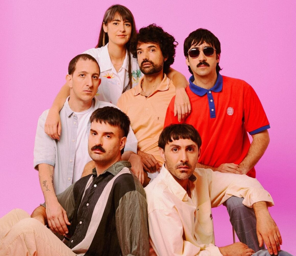 "Lejos de todo", Mi Amigo Invencible - En su tercer adelanto del esperado noveno disco, Mi Amigo Invencible nos presenta una balada mid-tempo con letras psicoactivas, marcando un cambio respecto a sus previas canciones de tono más pop y lírica simbólica. Mi Amigo Invencible