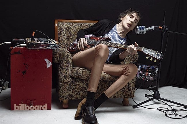 Charly sobre el Indio: "Que venda la casa que tiene y rocanrolee" - La revista Billboard, en su versión argenta, entrevistó a Charly a meses del lanzamiento de "Random", su último disco. García (ph. Nora Lezano) está en la tapa del magazine del mes de abril y entre otras cosas habló sobre el Indio y Los Redonditos de Ricota.
¿Qué te genera lo que sucedió en Olavarría?
- No me sorprende. El último show así de masivo lo di acá en Puerto Madero, cuando hicimos !Demasiado ego" . Tiene que ver también con lo del Indio eso, eh. Demasiado ego en el rocanrol es peligroso. No tengo nada en contra del Indio, pero me gusta más John Lydon . Lo conocí a este, una vez me lo encontré. Del Indio... pobre. Es jodido que te pase eso. Tengo una anécdota con él. Me llamó a casa hace unos años y me sorprendió porque nunca tuvimos onda. Me preguntó si no había nada serio para mí. Hace poco me volvió a llamar y me tiró la mejor. Me dijo que los argentinos no me merecían. En ese momento, los medios habían dicho cualquier cosa sobre mi internación. Él ahora no la está pasando bien.
¿Qué le dirías al Indio?
- Que se deje de joder, que la pase bien, que venda la casa esa que tiene y que rocanrolee. Eso es lo que a él le gusta. Le diría que tenga a Skay al lado. A mí me gustaban Los Redonditos.
¿Y vos? Mucha gente te quiere ver en un estadio.
- A este disco me dan ganas de hacerlo más fino en el sentido de la producción del vivo. El otro día estuvo bastante bien. Tocaría acá, por ejemplo o en el Colón. Quiero que se entienda todo. Yo nunca le di mucha bola a la voz, y el otro día sí lo hice. Es muy importante la voz, la gente compra los discos por eso. Es una cuestión sine qua non. Si no escuchás la voz, la música no te dice nada. Ahora quiero hacer un disco de rocanrol. No sé si algo tan sencillo como 1, 2, 3 va. En realidad, digamos mitad rocanrol y mitad, no sé, ponele tecno o algo así. Algo como Modern clics . Hacer sonar las máquinas. Meterme en un cuarto con Blaney y hacer cosas raras y nuevas.