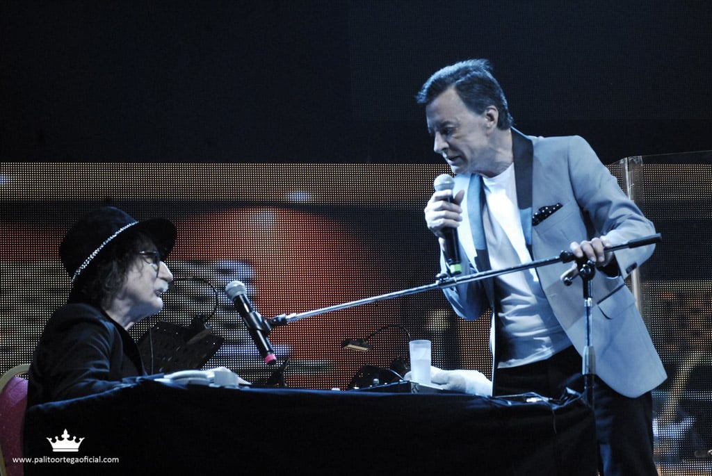 Charly García reapareció cantando "Popotitos" con Palito Ortega - Charly García no la pasó para nada bien en diciembre pasado pero para demostrar que está mejor que nunca decidió hacerlo a pura música: tocando el bajo con su gran amigo Ramón Palito Ortega a cargo de la guitarra. Ambos músicos hicieron un video cantando “Popotitos”.
El prócer de la música argentina y Palito Ortega cantaron a dúo un tema emblemático, compartiendo así la primera imagen de Charly tras su paso por el Instituto Argentino del Diagnóstico.
Charly, en 2016, sólo se presentó como artista invitado en algunos shows de otros músicos, por las dificultades que le ocasiona su cadera (se operó en marzo), pero se sabe que está trabajando en un nuevo disco, aunque aún sin fecha de lanzamiento.
Mirá el video de Charly García y Palito Ortega cantando "Popotitos": 12322502 426549947550185 8751192617903717540 o