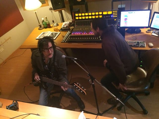 Charly García, en el estudio y grabando nuevas canciones - Charly García se encuentra grabando nuevas canciones. Dese hace un tiempo, sabemos por diferentes medios, fotos y videos, que el músico se encuentra plasmando nuevo material en estudio. Esta vez, fue su baterista, Fernando Samalea, el encargado de darlo a conocer a través de las redes sociales.
Las imágenes fueron tomadas a las 11:15 de la noche del pasado miércoles, donde se lo ve a Charly tocando el bajo y muy metido en la grabación de este material, que esperemos, se convierte en un próximo disco.
Estas grabaciones se están llevando a cabo en los estudios Los Pájaros de Luján, que pertenecen a su amigo, Palito Ortega. Además, según dio a conocer Samalea, están trabajando el ingeniero de sonido, Nelson Pombal, y en las voces, Rosario Ortega.
Hace poco, cuando mantuvimos una charla por Whatsapp con Joaquín Levinton, le preguntamos acerca de una fotos que aparecieron de Turf junto con Charly, grabando en un estudio. Allí también nos dio indicios de que el músico estaría preparando algo más que interesante para el futuro.
Charly-Fernando-Samalea-02