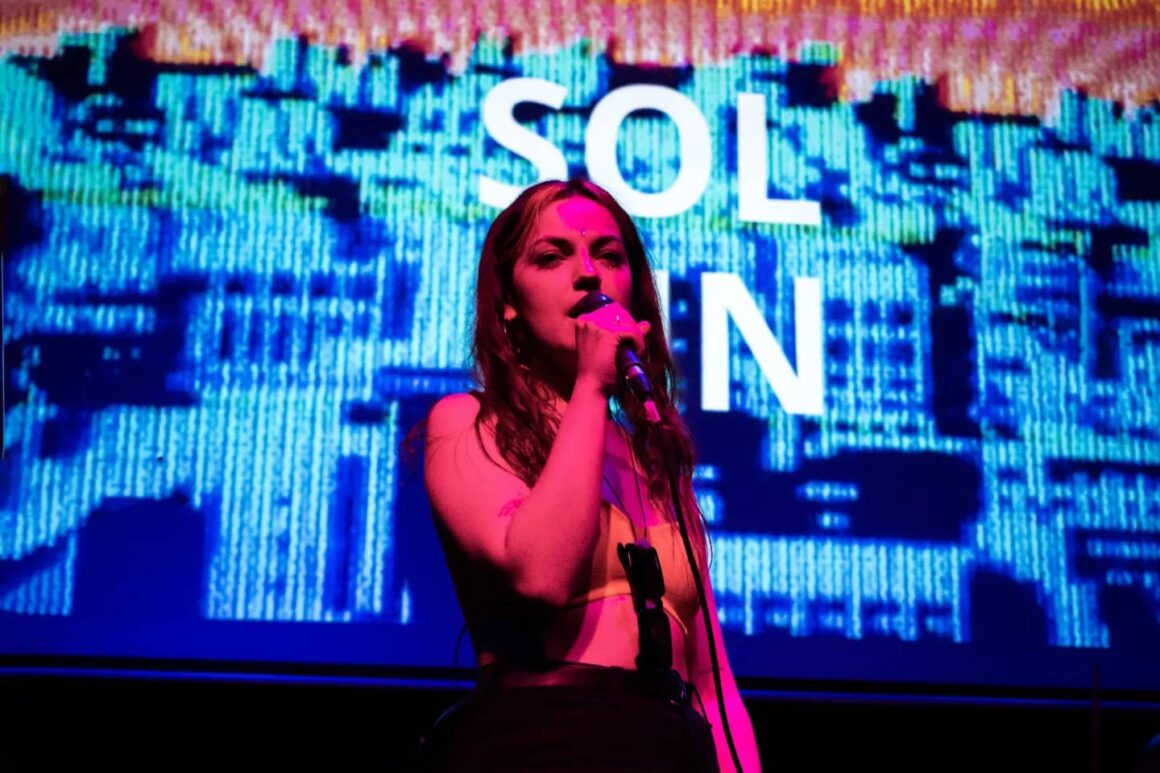 Sol Nin: "No sentimos sin pensar" - “‘Atravesarme’ se trata sobre un trabajo de descubrimiento de mi misma y mis sonidos, lo más influyente en mí, lo que hoy me arma y lo que un día me desarmó”, explica Sol Nin sobre su flamante material discográfico. Sol Nin