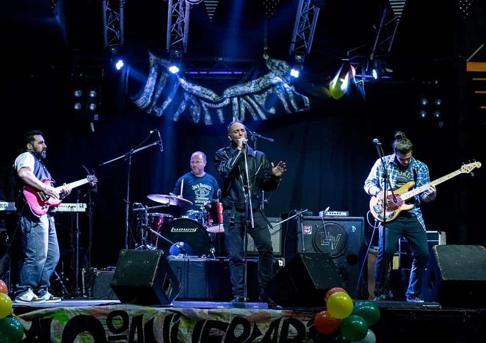 Cíclopes vuelve a los escenarios - La banda formada por Claudio Leal (Voz), Walter Bruno (Guitarra), Nano Rodriguez (Bajo & Coros), Adrián Persig (Batería) y la reciente incorporación de Carlos Zapata (Guitarra), volverá al ruedo junto a HOMENAJE (tributo a Almafuerte) en una fecha que promete.
Cíclopes recorrerá buena parte de su repertorio propio y algunos cóvers, para abrir la noche a puro rock.
La cita será el viernes 16 de diciembre en García Bar & Rock (Ov. Lagos 30) 22 hs. (puntual)
Si querés saber más acerca de la banda, ingresá a su FACEBOOK ciclopes