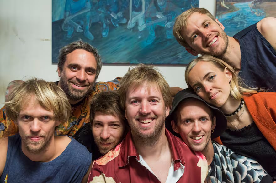 El Plan de la Mariposa: del encierro a Obras - La banda oriunda de Necochea, El Plan de la Mariposa, compuesta en su mayoría por hermanos, logró mantenerse activa durante la cuarentena lanzando una canción por día. Ahora, en medio de una gira nacional, se preparan para su debut en el Estadio Obras. El Plan de la Mariposa. Foto: Diego Spivacow