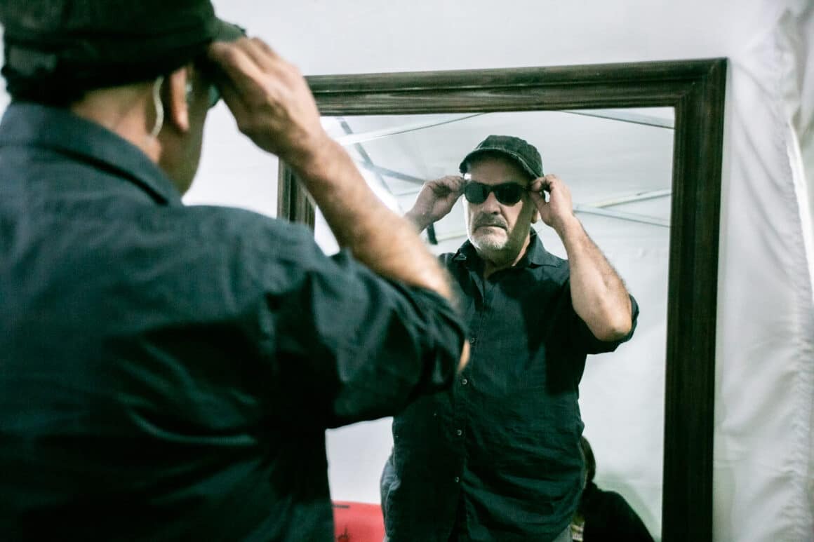 Germán Daffunchio, de Las Pelotas: "‘Máscaras de Sal’ sigue siendo un super disco" - “El proceso fue una locura total”, dice Germán Daffunchio mientras hace memoria. “Yo vivía en las sierras, con mis cuatro hijos chiquitos, y me tenía que ir a Buenos Aires a tratar de grabar. Era el único lugar para hacerlo, porque Las Pelotas no tenía una compañía -agrega-. Lo único que habíamos logrado era que distribuyeran nuestro material con DBN, que fue muy importante. Sino hubiera sido mucho más difícil. Pero eran los medios con los que contábamos”. Germán Daffunchio. Foto: Malú Campello