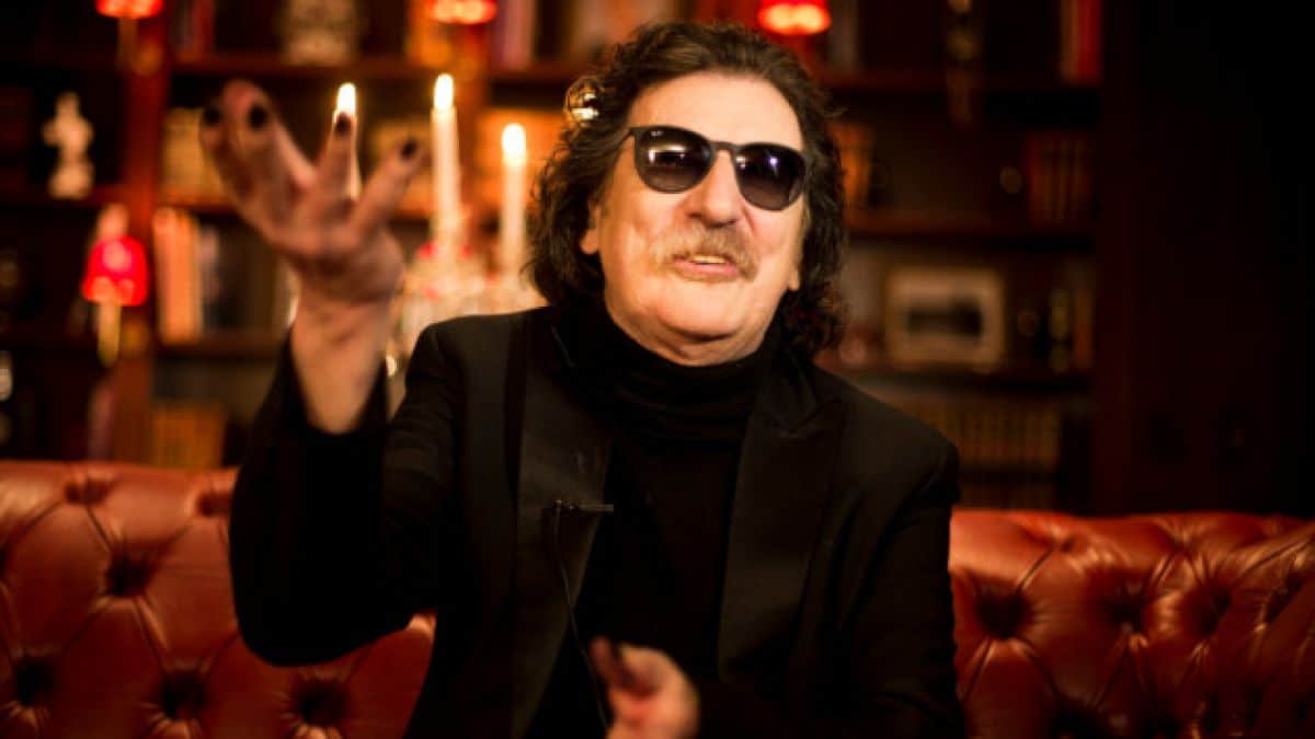 Charly Garcia nuevamente internado en el Instituto del Diagnóstico - Charly García, una leyenda del rock, fue internado este jueves, según afirma Télam en un cable, nuevamente en el Instituto Argentino del Diagnóstico y Tratamiento de la ciudad de Buenos Aires, ubicado en el barrio porteño de Recoleta.
El nosocomio no brindó ninguna precisión ni certeza al ser consultado sobre la asistencia del músico ni su estado, pero los medios insistieron durante toda la madrugada sobre la internación de Carlos García Moreno, Charly García, en la institución, aunque hasta el momento se desconoce el motivo de la misma y se espera el parte de rigor.
García se había repuesto de un mal momento que vivió hace días, cuando fue internado en el Instituto de Diagnóstico por un cuadro de deshidratación y fiebre muy alta, y pudo pasar Nochebuena en su casa junto a sus familiares y amigos.
En la víspera de la Navidad, Charly fue dado de alta y pudo regresar a su departamento del barrio de Palermo donde pasó Nochebuena con su hijo, Miguel García , su pareja Mecha Iñigo -quienes lo acompañaron mientras permanecía en terapia intensiva-y también junto a sus amigos.
Según fuentes cercanas al músico, sus trastornos de salud recientes estarían relacionados con la operación de cadera a la que fue sometido en marzo de este año. mgr 630 charly garcia ap 1