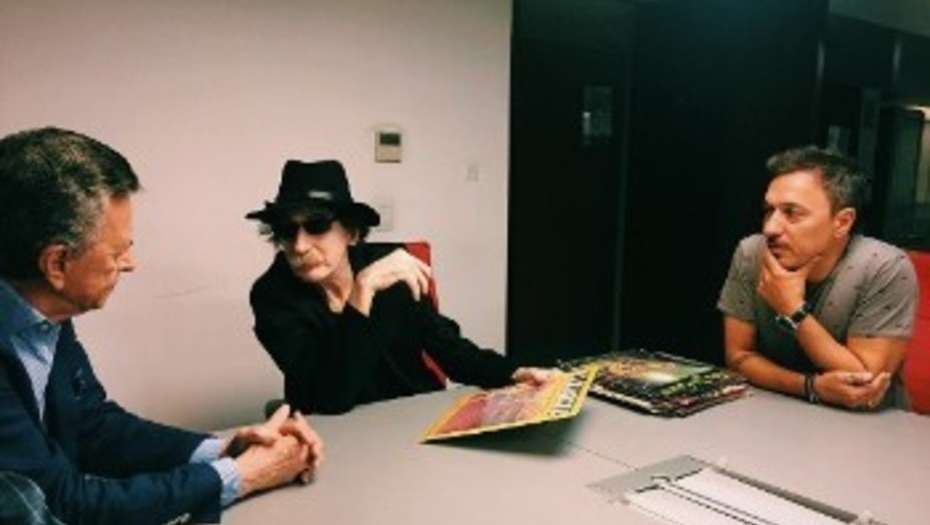 Charly García firmó con Sony y se viene "Random" - Ya se viene el disco de charly firmó Sony @damianamato pic.twitter.com/QFJm0EEdwz