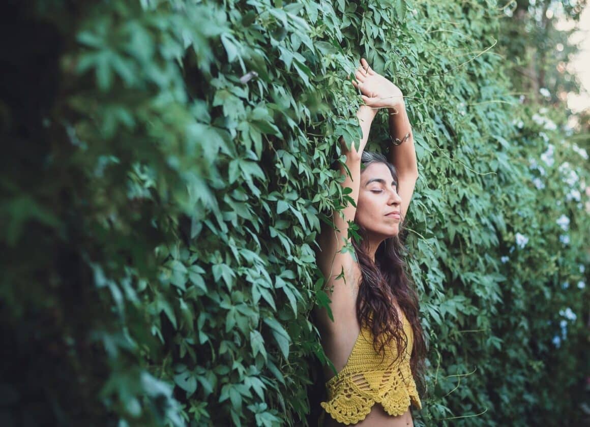 Sol Margueliche: "Son tiempos de plantarse" - "Es una canción que salió por partes –explica Sol Margueliche sobre el nacimiento del flamante single-. La rapeada primero, en la pandemia, fue por el pedido de otro colega, para una canción que al final no se terminó. Esa estrofa se la canté a otros amigos que me alentaron a seguir creando, a hablar de la planta de cáñamo, de su poder, usos medicinales, en igualdad de condiciones como tantas otras plantas que existen para ayudar al bienestar humano". Sol Margueliche. Foto: Jero Roldán