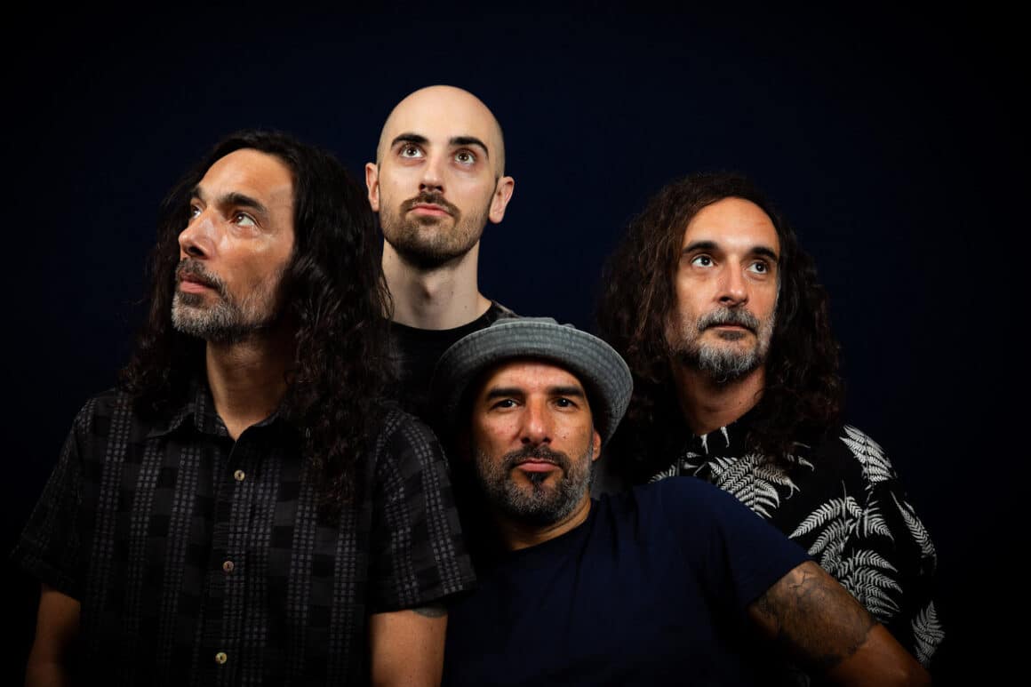 Poseidótica - Poseidótica se formó como una banda instrumental en la ciudad de Buenos Aires, a fines de 2000. Logró una identidad propia y un sonido particular, en gran parte posibilitado por la facilidad que tienen para filtrar diferentes estilos, logrando una música intensa, progresiva, psicodélica, matemática y experimental, a partir de estructuras variadas y complejas, que abundan en matices, climas y un permanente juego de dinámicas, sin perder en ningún momento su sello personal. Poseidótica, 2024