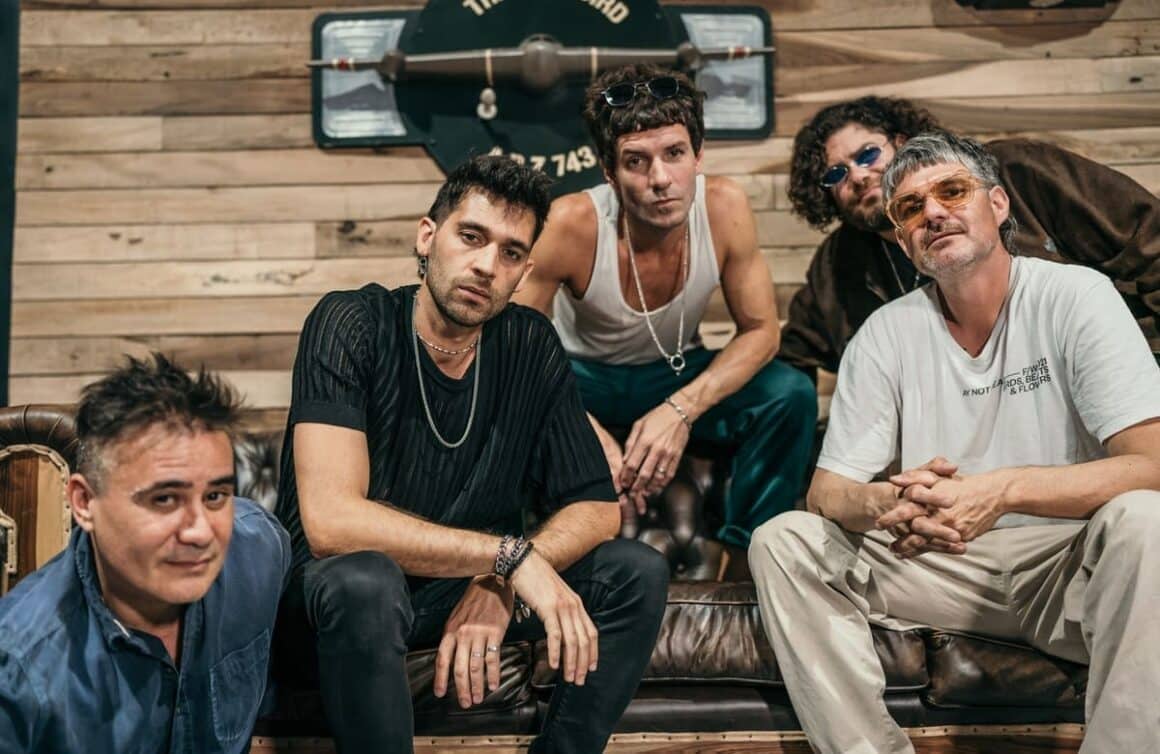 "Fantasmas de turno", de Socios de Tijuana - La banda bonaerense Socios de Tijuana presenta su nuevo EP "Fantasmas de turno", grabado en los históricos Estudios ION. Este lanzamiento combina rock and roll, folk y balada, evidenciando un crecimiento en composición, audio y variedad de estilos, todo mientras mantienen sus cimientos originales. Socios de Tijuana