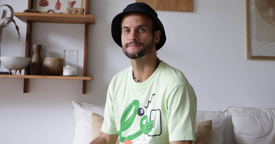 Julián Mourin: "La idea es reivindicar esa herencia africana de la milonga" - El cantautor rioplatense presenta "Los prohibidos", una afromilonga bailable y reflexiva que mezcla beats, tambores y guitarras criollas. Julian Mourin. Foto: Martin Linietsky