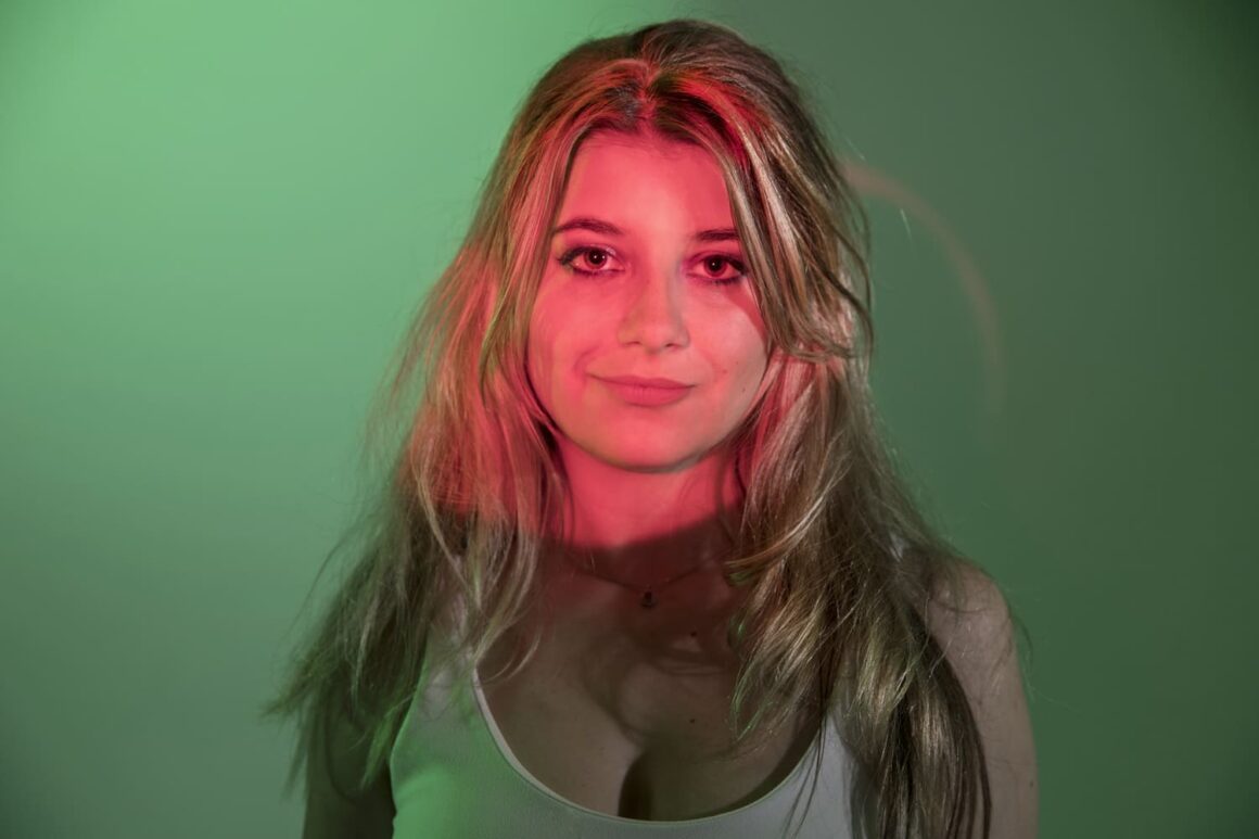Luz Martin: "Es un tema con la dualidad que me representa" - Luz Martin da inicio a su carrera solista bajo la producción de Fede Cabral (músico, compositor, productor y ex cantante de Sancamalon), A través de su nuevo proyecto, la artista emergente despliega sonidos melancólicos, pegadizos y nutridos de una energía retro. En esa contradicción entre lo viejo y lo nuevo, homenajea joyas del pasado y las rescata para compartir con las nuevas generaciones. Actualmente, publica el primero de cuatro temas que conformarán su EP debut llamado "Triste y feliz". Luz Martin. Foto: Nora Lezano