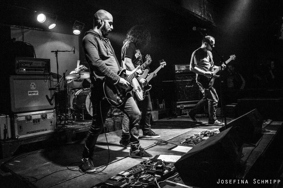Poseidótica - Poseidótica se formó como una banda instrumental en la ciudad de Buenos Aires, a fines de 2000. Logró una identidad propia y un sonido particular, en gran parte posibilitado por la facilidad que tienen para filtrar diferentes estilos, logrando una música intensa, progresiva, psicodélica, matemática y experimental, a partir de estructuras variadas y complejas, que abundan en matices, climas y un permanente juego de dinámicas, sin perder en ningún momento su sello personal. Poseidótica, 2015. Foto: Josefina Schmipp