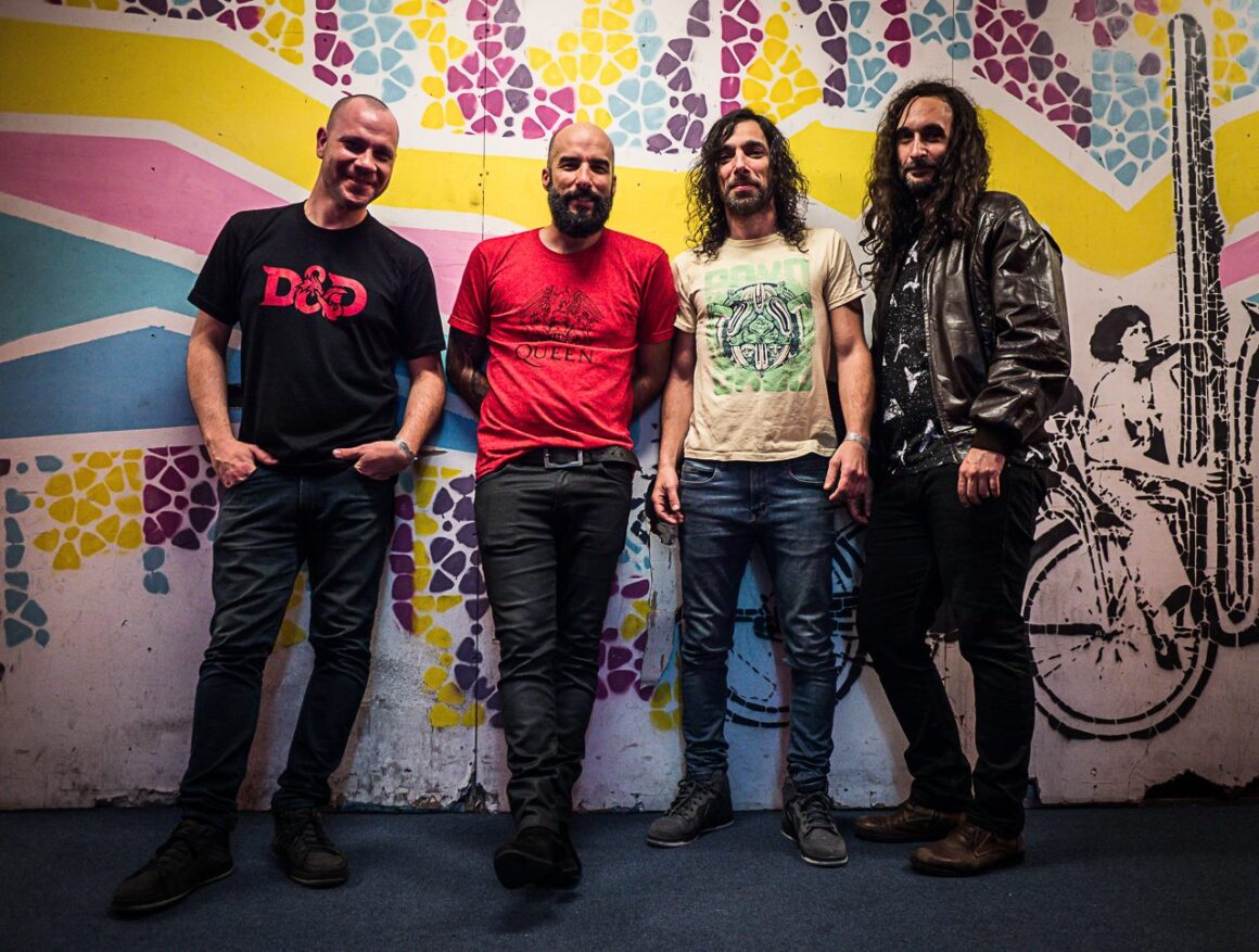 Poseidótica - Poseidótica se formó como una banda instrumental en la ciudad de Buenos Aires, a fines de 2000. Logró una identidad propia y un sonido particular, en gran parte posibilitado por la facilidad que tienen para filtrar diferentes estilos, logrando una música intensa, progresiva, psicodélica, matemática y experimental, a partir de estructuras variadas y complejas, que abundan en matices, climas y un permanente juego de dinámicas, sin perder en ningún momento su sello personal. Poseidótica, 2017. Foto: Gimena Cuenca