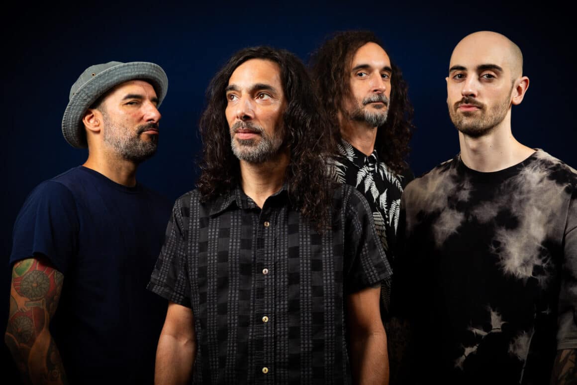 Poseidótica - Poseidótica se formó como una banda instrumental en la ciudad de Buenos Aires, a fines de 2000. Logró una identidad propia y un sonido particular, en gran parte posibilitado por la facilidad que tienen para filtrar diferentes estilos, logrando una música intensa, progresiva, psicodélica, matemática y experimental, a partir de estructuras variadas y complejas, que abundan en matices, climas y un permanente juego de dinámicas, sin perder en ningún momento su sello personal. Poseidótica, 2024