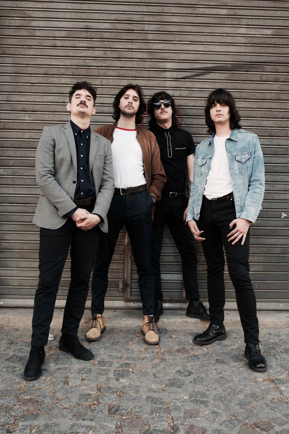 Las Sombras - Jóvenes practicantes de un rock de raíz argentina, con aires poéticos pero de dientes apretados, Las Sombras entregó un segundo material de estudio, en este caso grabado por Mario Breuer y masterizado en Los Ángeles. "Crudo" apareció en 2018 en todas las plataformas digitales Las Sombras