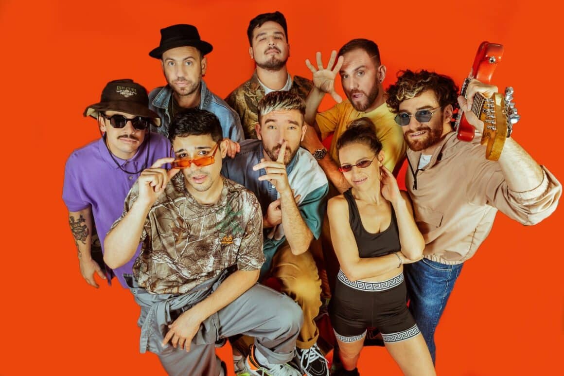 Lo' Pibitos - Lo`Pibitos es una banda formada en el 2006 por Guido "El Dog" Ruggiero (MC), Tomás "Tommy Tomasso"……(MC), y "Jean Luka" y "Rody" Arbe. Inicialmente adoptaron la formación clásica de "soundsystem", Rap sobre bases House. Luego de varias presentaciones en el escenario porteño (Niceto Club, La Cigalle, Sobremonte (Trimarchi DG)).El público se identificó rápidamente con la banda, conviertiéndola en un exponente de la expresión urbana, motivo que los condujo al próximo paso en su carrera: ampliar la formación.En el 2008 se incorporaron Andrés Cortés (guitarra), Jeremias Segall de Rosa (batería), Juan Gimenez (Bajo). Como consecuencia "Lo’Pibitos" se enriquecen musicalmente, sumando estilos como el funk, el rock y los ritmos latinos. Durante este año y los subsiguientes, continuan tocando en Capital Federal ("La noche de los museos", "Festival Buen Día" "Tecnópolis" y en las fiestas de Niceto: "Fresh, Santera, Invasión", entre otros).En el 2011 grabaron su disco debut "Bienvenidos al presente", producido por Guido "El Dogg" Ruggiero y "Jean Luka" Arbe. Se caracteriza por un sonido ecléctico que fusiona lo digital y lo analógico Lo' Pibitos