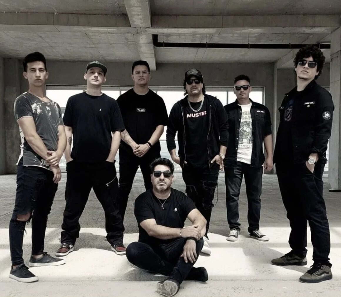 Anitnegra: "Estamos muy ligados a lo versátil y trabajamos mucho en el audio de cada canción" - Anitnegra es una banda de músicos neuquinos y cipoleños que a fines del 2018 publica su álbum debut AL REVÉS. El proceso de grabación se concreta en el estudio de NTVG (Uruguay), bajo la producción de Francisco Nasser. Del mismo se desprenden los cortes: "Saliste a ver" y "Te vuelvo a buscar", con la participación de Tabaré Cardozo (Agarrate Catalina), Hugo Fatorusso y Diego Bartaburu.A mediados de 2019 lleva adelante la grabación de un disco en vivo titulado "En el Español", registrado desde el Teatro Español (Neuquén) y publicado al año siguiente.Durante la pandemia (2021) compone "La última charla", un homenaje a Diego Maradona que cuenta con la producción de Pepe Céspedes y Juan Bruno; y la voz de Cóndor Sbarbati (Bersuit Vergarabat).Actualmente, disfruta del lanzamiento de su tercer material discográfico "Cuando pase la tormenta" a través de las plataformas digitales. Anitnegra