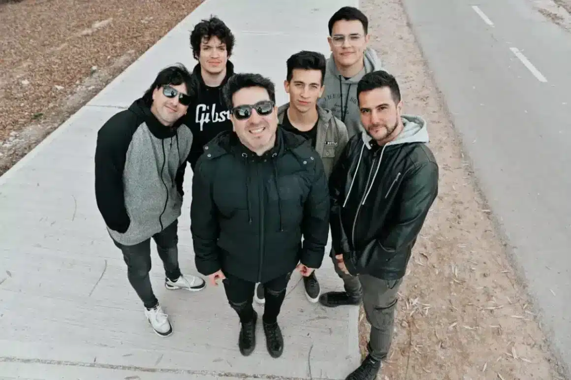 Anitnegra: "Estamos muy ligados a lo versátil y trabajamos mucho en el audio de cada canción" - Anitnegra es una banda de músicos neuquinos y cipoleños que a fines del 2018 publica su álbum debut AL REVÉS. El proceso de grabación se concreta en el estudio de NTVG (Uruguay), bajo la producción de Francisco Nasser. Del mismo se desprenden los cortes: "Saliste a ver" y "Te vuelvo a buscar", con la participación de Tabaré Cardozo (Agarrate Catalina), Hugo Fatorusso y Diego Bartaburu.A mediados de 2019 lleva adelante la grabación de un disco en vivo titulado "En el Español", registrado desde el Teatro Español (Neuquén) y publicado al año siguiente.Durante la pandemia (2021) compone "La última charla", un homenaje a Diego Maradona que cuenta con la producción de Pepe Céspedes y Juan Bruno; y la voz de Cóndor Sbarbati (Bersuit Vergarabat).Actualmente, disfruta del lanzamiento de su tercer material discográfico "Cuando pase la tormenta" a través de las plataformas digitales. Anitnegra 2