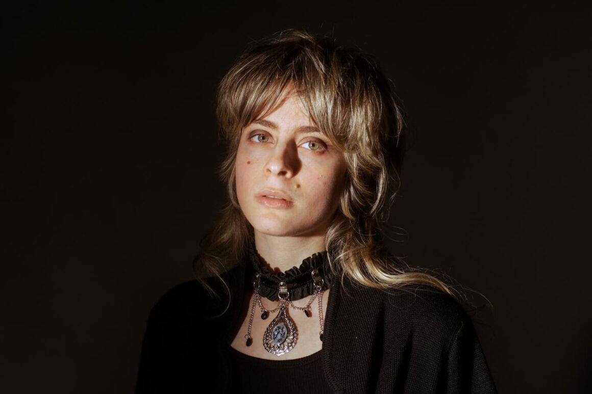 Azul Schenquerman presenta su tercer disco "Demasiado humana" - La joven cantante y compositora argentina, Azul Schenquerman, lanza su esperado tercer disco, "Demasiado humana". Este nuevo material es una profunda exploración de los sentimientos y las contradicciones inherentes a la experiencia humana. Azul Schenquerman