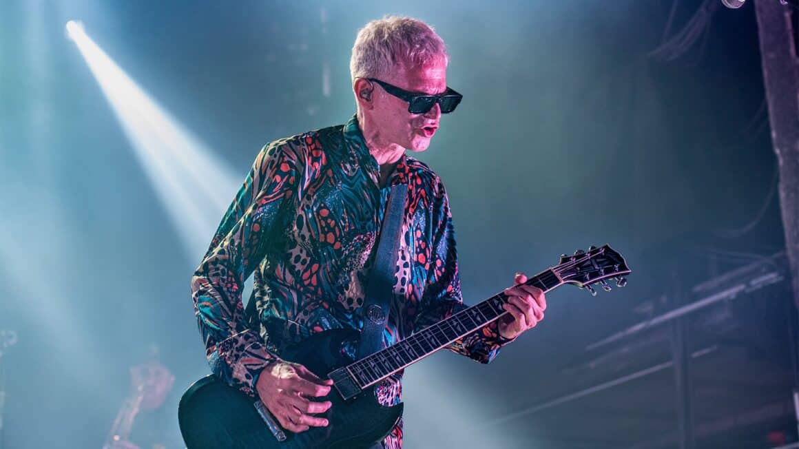 El exilio de Baltasar Comotto - Baltasar Comotto, guitarrista de Los Fundamentalistas del Aire Acondicionado, acaba de lanzar su quinto álbum de estudio en solitario, "El exilio del jaguar". En un contexto donde la inmediatez domina la industria musical, Comotto ofrece una propuesta que busca ir en sentido contrario. Baltasar Comotto. Foto: Nicolás de los Santos