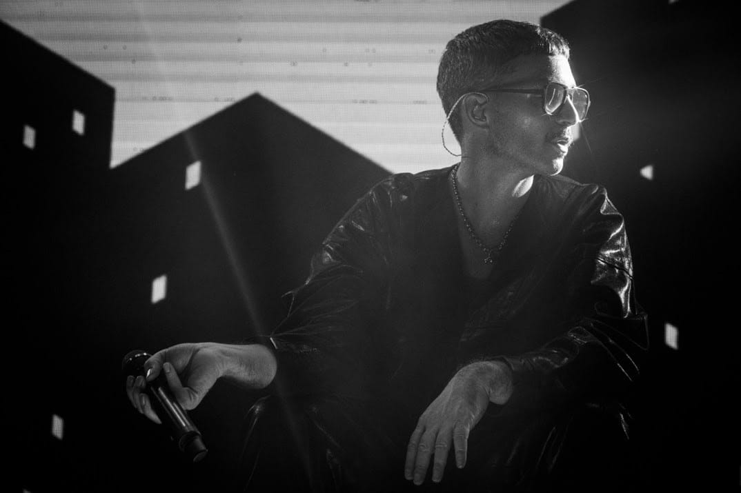Emmanuel Horvilleur edita un EP con sus shows en Niceto - Emmanuel Horvilleur, uno de los artistas más carismáticos y talentosos de la escena, lanza su nuevo EP "Había una vez – En vivo", un registro a modo de regalo para sus fans, grabado durante una serie de presentaciones en el escenario de Niceto Club. Emma Horvilleur. Foto de prensa