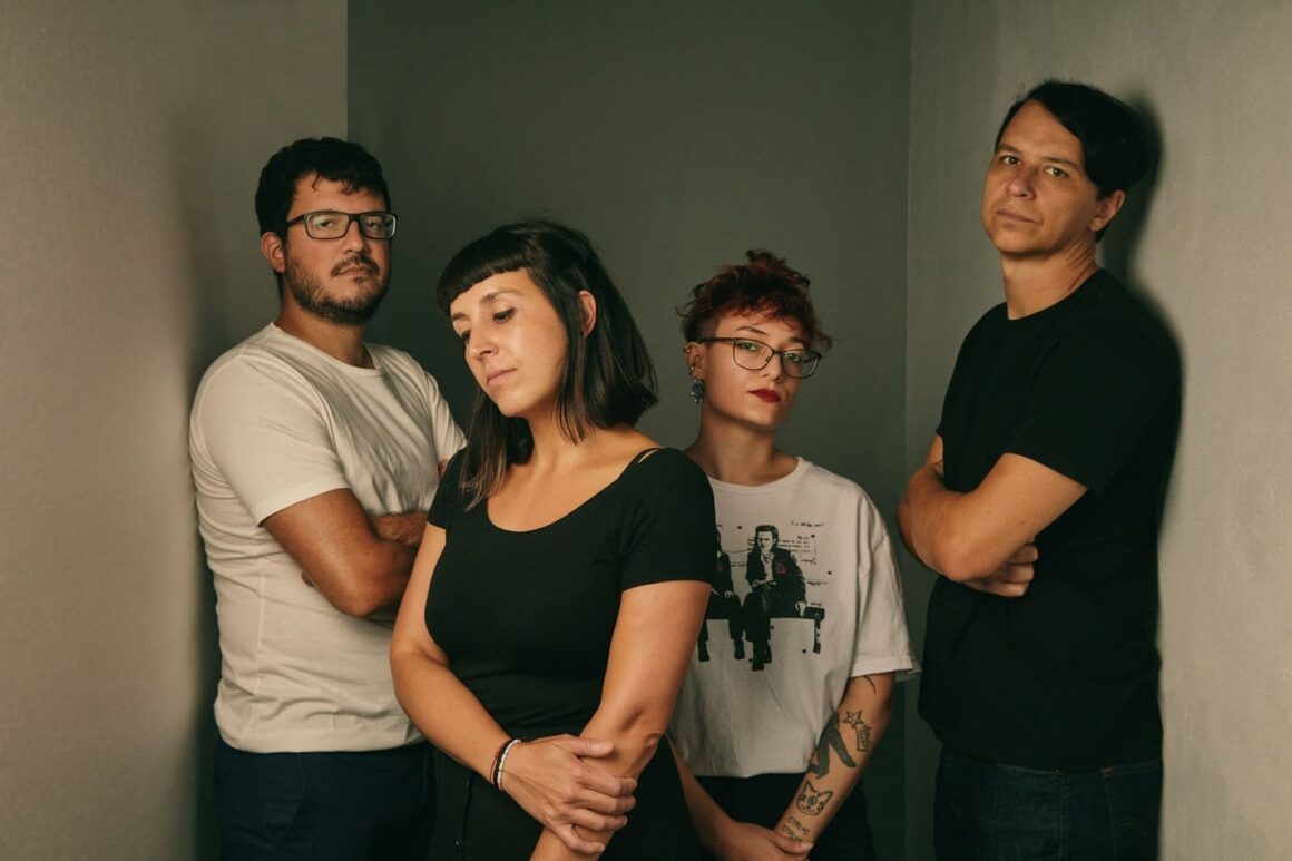 La Cara de los Últimos: "En este disco se encontró el audio buscado" - “En la producción se buscó generar más profundidad y espacios en el audio, dosificar instrumentación y trabajar al detalle los arreglos, sumar percusión en casi todos los temas mejora y le da otro color al groove y el trabajo específico en los bajos dio lugar a que se pueda prescindir de otras capas sonoras. La búsqueda siempre es brindar un lugar sonoro nuevo y creemos haberlo logrado”, explica Leandro Troiano, voz y guitarra de La Cara de los Últimos. La Cara de los Últimos