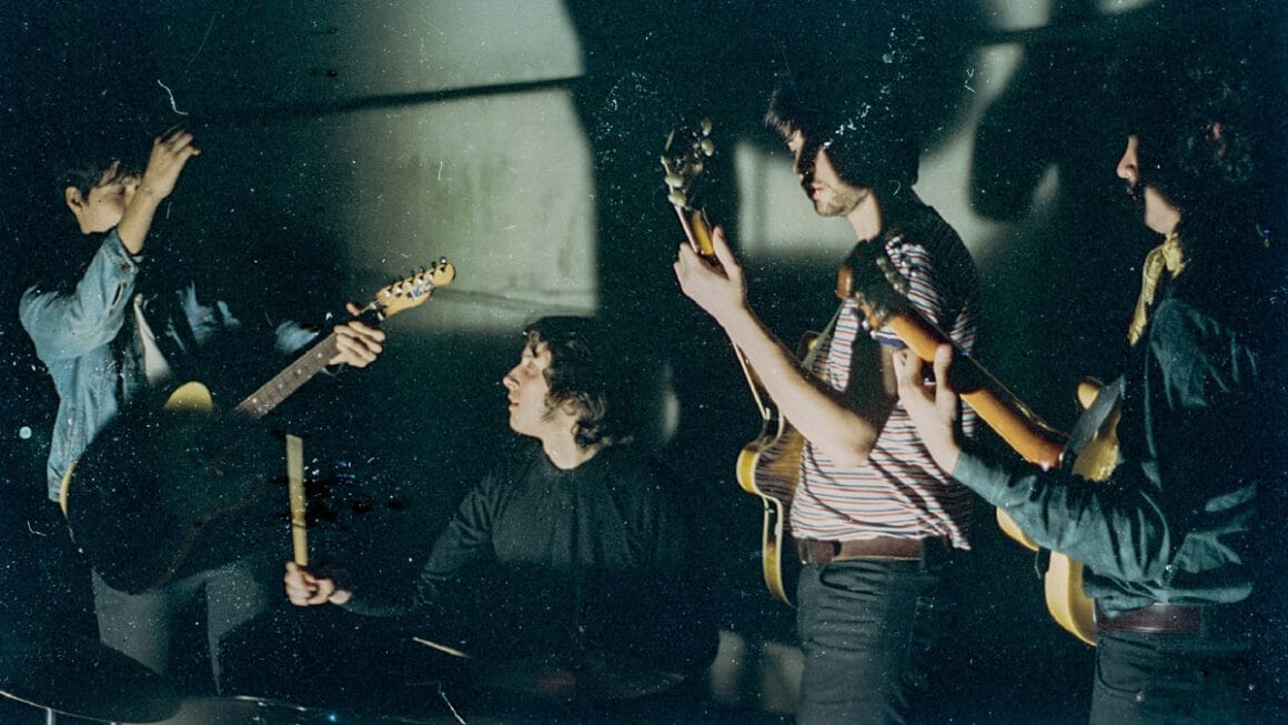 Las Sombras - Jóvenes practicantes de un rock de raíz argentina, con aires poéticos pero de dientes apretados, Las Sombras entregó un segundo material de estudio, en este caso grabado por Mario Breuer y masterizado en Los Ángeles. "Crudo" apareció en 2018 en todas las plataformas digitales Las Sombras