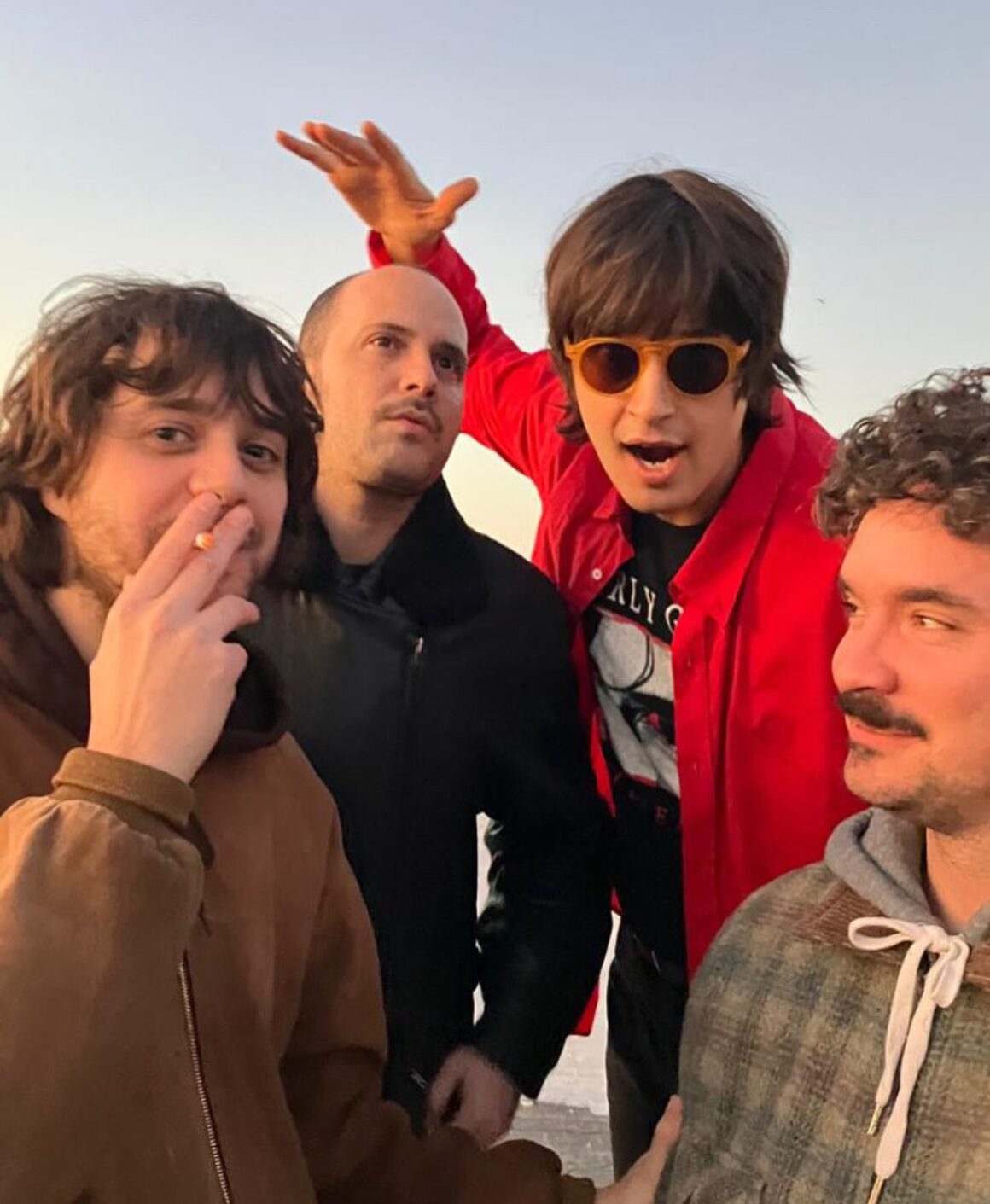Las Sombras - Jóvenes practicantes de un rock de raíz argentina, con aires poéticos pero de dientes apretados, Las Sombras entregó un segundo material de estudio, en este caso grabado por Mario Breuer y masterizado en Los Ángeles. "Crudo" apareció en 2018 en todas las plataformas digitales Las Sombras