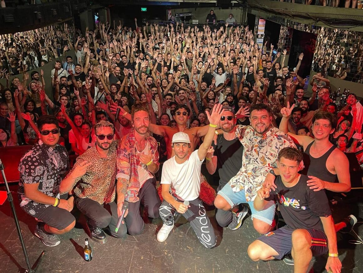 Lo' Pibitos - Lo`Pibitos es una banda formada en el 2006 por Guido "El Dog" Ruggiero (MC), Tomás "Tommy Tomasso"……(MC), y "Jean Luka" y "Rody" Arbe. Inicialmente adoptaron la formación clásica de "soundsystem", Rap sobre bases House. Luego de varias presentaciones en el escenario porteño (Niceto Club, La Cigalle, Sobremonte (Trimarchi DG)).El público se identificó rápidamente con la banda, conviertiéndola en un exponente de la expresión urbana, motivo que los condujo al próximo paso en su carrera: ampliar la formación.En el 2008 se incorporaron Andrés Cortés (guitarra), Jeremias Segall de Rosa (batería), Juan Gimenez (Bajo). Como consecuencia "Lo’Pibitos" se enriquecen musicalmente, sumando estilos como el funk, el rock y los ritmos latinos. Durante este año y los subsiguientes, continuan tocando en Capital Federal ("La noche de los museos", "Festival Buen Día" "Tecnópolis" y en las fiestas de Niceto: "Fresh, Santera, Invasión", entre otros).En el 2011 grabaron su disco debut "Bienvenidos al presente", producido por Guido "El Dogg" Ruggiero y "Jean Luka" Arbe. Se caracteriza por un sonido ecléctico que fusiona lo digital y lo analógico Lo' Pibitos