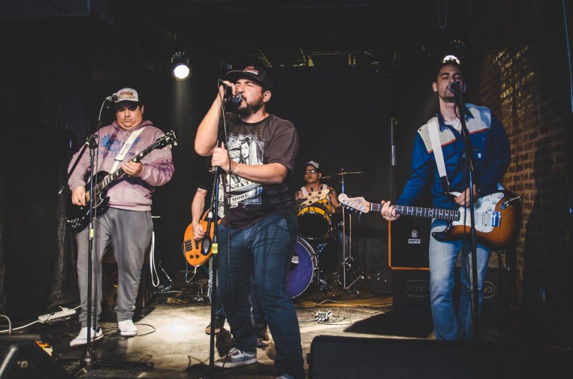Los Animales - Los Animales bien podrían usar su nombre como descripción de la energía que despliegan en cada una de sus canciones. Formados en Merlo (Buenos Aires), las cinco cabezas de esta banda circulan por el punk, pasando por el rock, pop y hardcore. Justamente por la cuestión de los géneros tiene que ver el título de su primer disco al que llamaron "Punk?". Los Animales