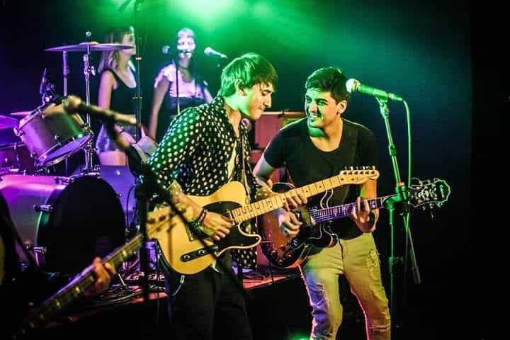 Los Comodines: "Será una dosis de rock and roll puro" - Los Comodines emergen de la Patagonia durante el 2016 con la intención de establecer las bases del rock nacional a través de Facundo Richards y Lautaro Lozano. El punto culmine se ubica en 2017, principalmente en el Alto Valle de Río Negro y Neuquén, donde adquieren reconocimiento musical e ingresan por primera vez a un estudio para materializar su disco debut "Bajo la manga". Los Comodines