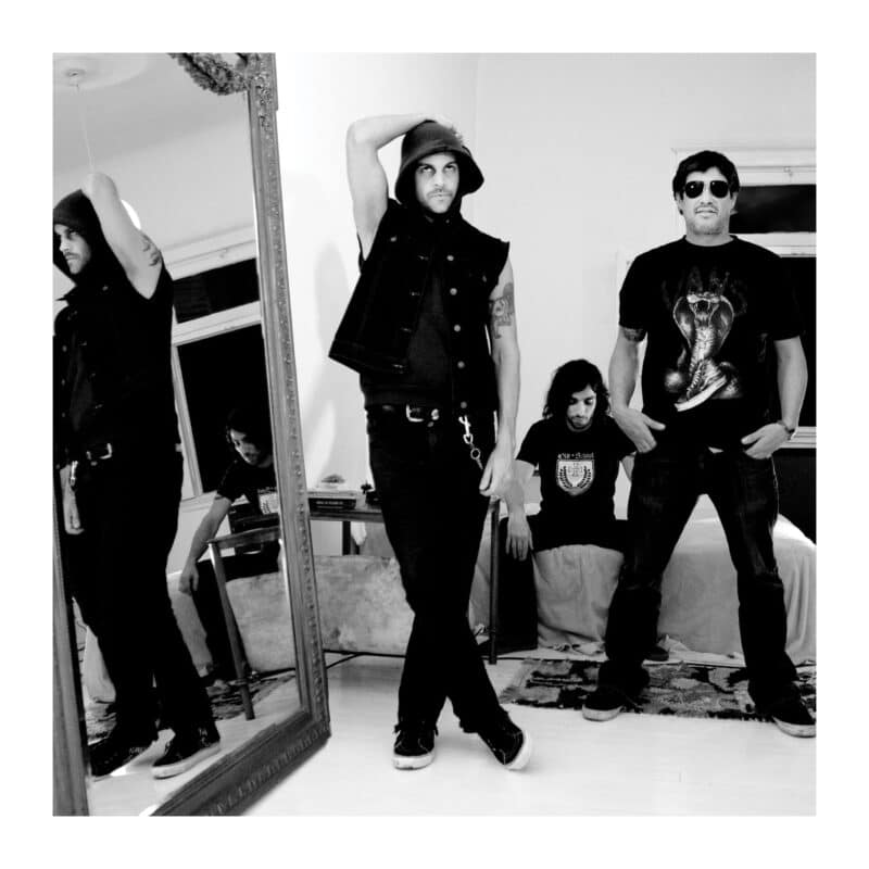 Los Natas - Los Natas es un trío de stoner rock que se formó en Buenos Aires en 1994. Sus innumerables giras por Europa y Estados Unidos los llevó a editar sus trabajos por aquellas tierras. los natas 6