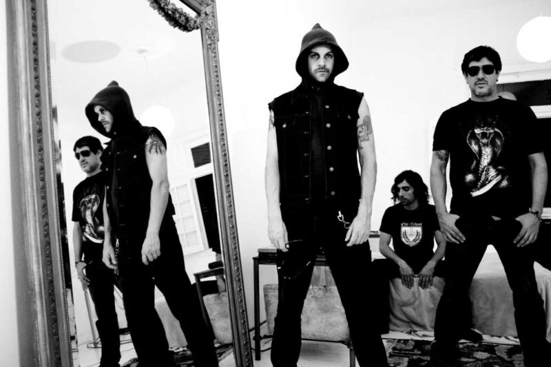 Los Natas - Los Natas es un trío de stoner rock que se formó en Buenos Aires en 1994. Sus innumerables giras por Europa y Estados Unidos los llevó a editar sus trabajos por aquellas tierras. Los Natas