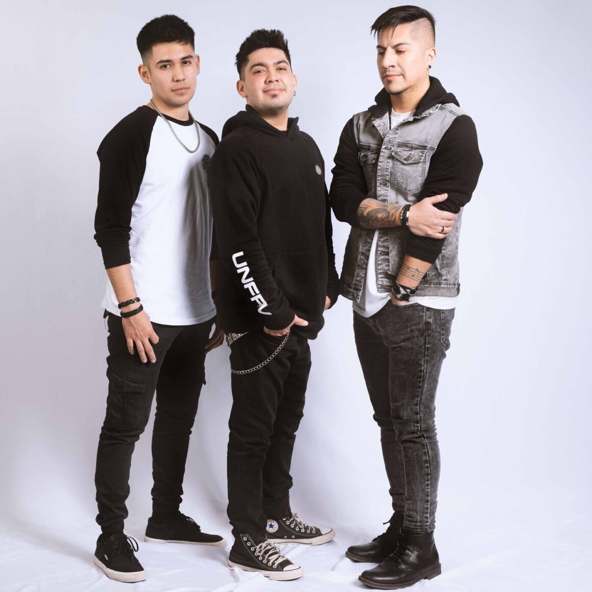 Euforia 61: "Somos apasionados de las melodías donde predomina lo épico" - Euforia 61 se consolida como proyecto de rock alternativo durante febrero de este año en la ciudad de Neuquén. El mismo lo integran Mike (voz y guitarra); Sak (guitarra y coros); y Max (batería y coros).Dentro de su propuesta, predominan las distorsiones de las guitarras, la fuerza rítmica de la batería y las letras profundas y emotivas.Actualmente presentan "Bajo un cielo" y "Calvario", primeros dos cortes de su álbum debut, a través de las plataformas digitales y el canal de YouTube mediante realizaciones audiovisuales de alto nivel. Euforia 61. Foto de prensa